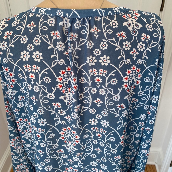 Beautiful Blue Floral LOFT Blouse -Size Medium - Picture 7 of 13
